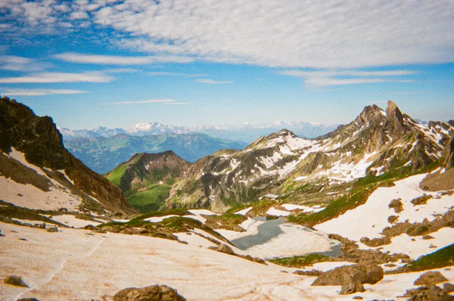 Vue sur le lac de Presset depuis la pointe de Presset