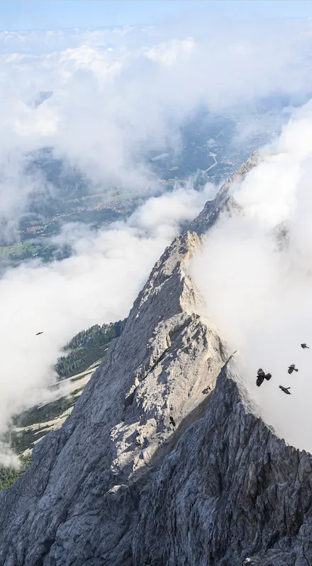 Les nuages retenus par les montagnes du Zugspitze