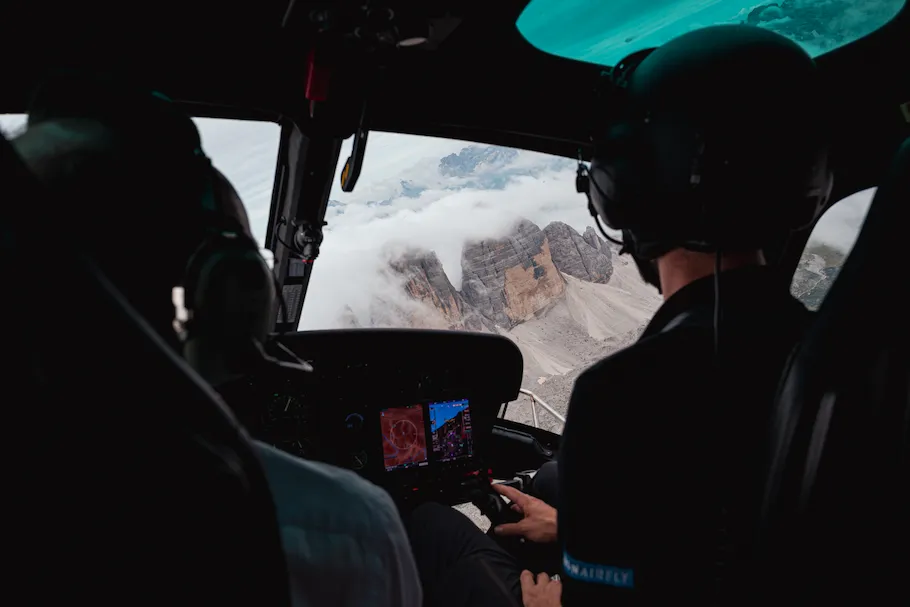 Vue depuis l'hélicoptère au dessus des Dolomites