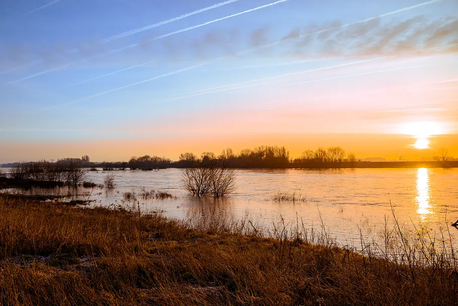 Reflet du soleil sur la Loire le matin